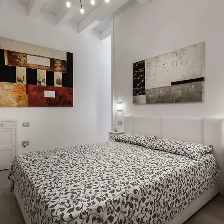 White-suite Di Charme Nel Centro Storico. Holiday home