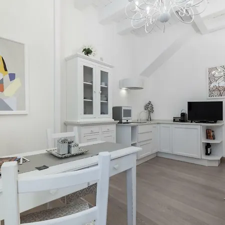 White-suite Di Charme Nel Centro Storico. Holiday home *